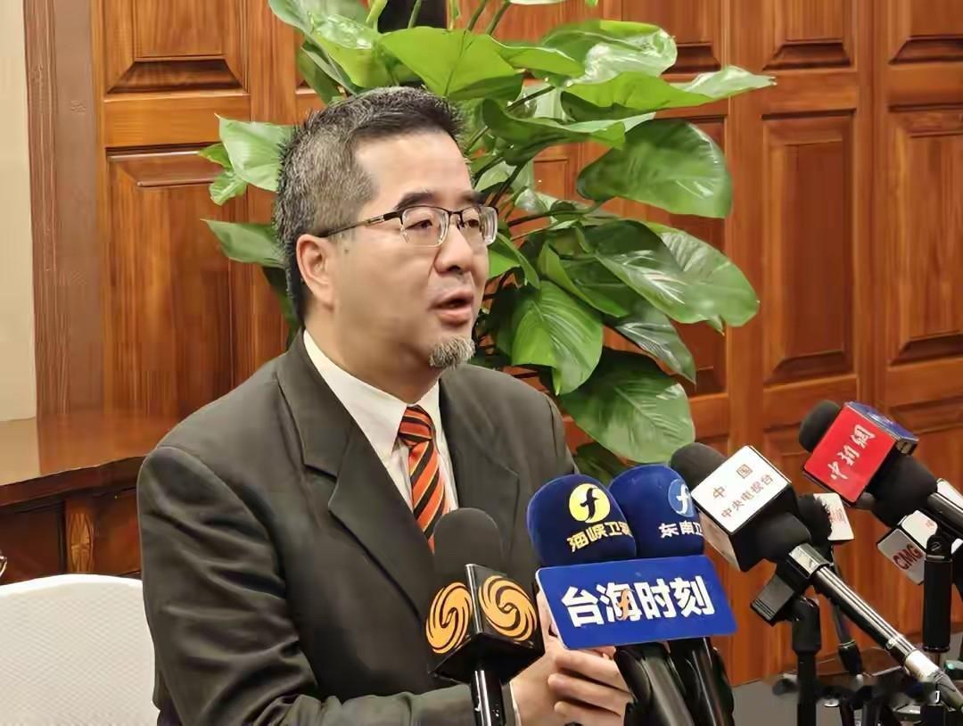 两岸本是一家人，该联手赚世界的钱，哪能让外人渔翁得利？独派还在机场闹场阻挠交流，