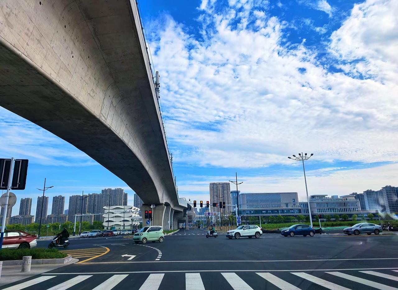 宁马S2城际横卧长空，桥下晴空万里，云卷云舒间，尽是人间烟火与山河诗意每个城市都