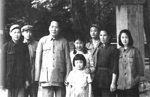 这是毛主席和女儿李敏、李讷，以及工作人员的合影，都看看吧，伟人稳如泰山，自信豪迈