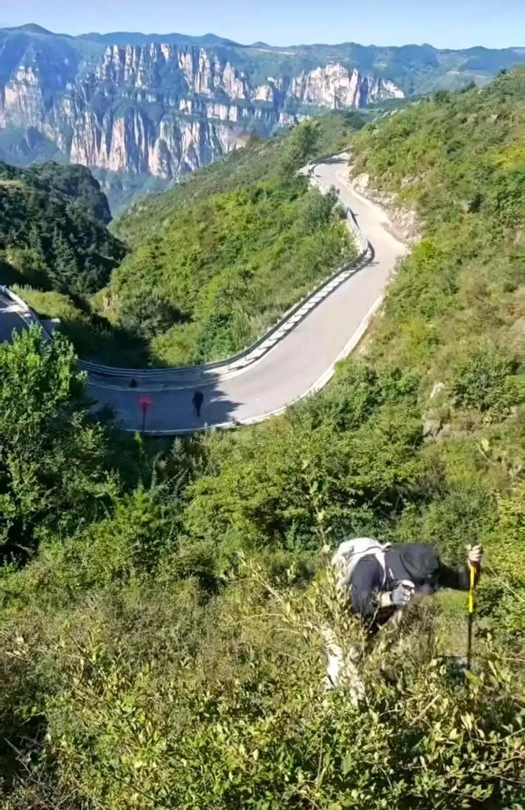 妻子说，“他不会发定位，说不清自己在哪！”
最后一通电话时，发个定位就好了，让人