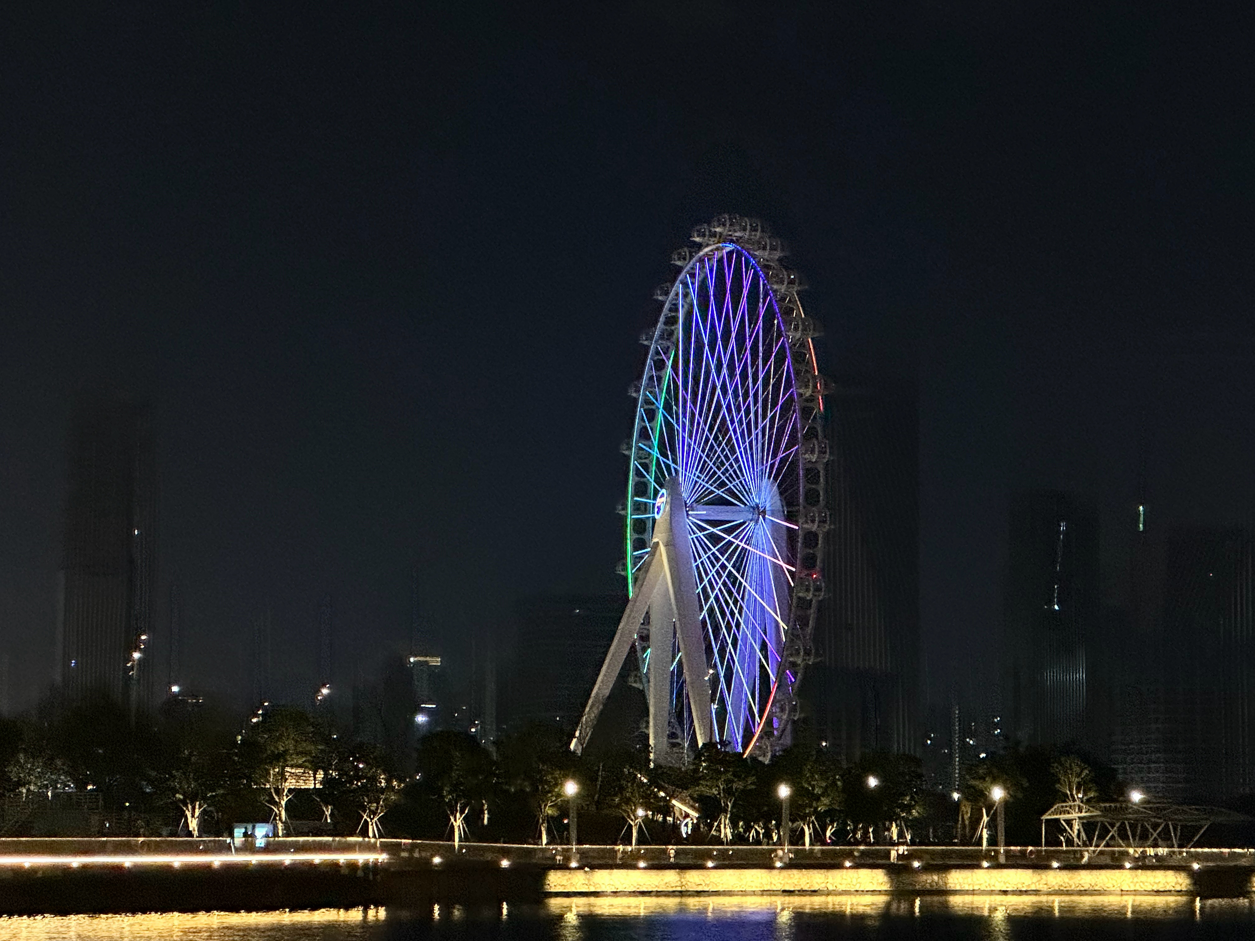 当深圳前海CBD的夜晚灯都不亮时，别说鸿荣源了，万科都慌。深圳最重要的两条腿，一