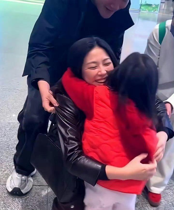 四岁王珠宝也太萌了吧！接朱珠直接扑倒在地，还有爸爸在旁边捣乱，一家三口好有爱～ 