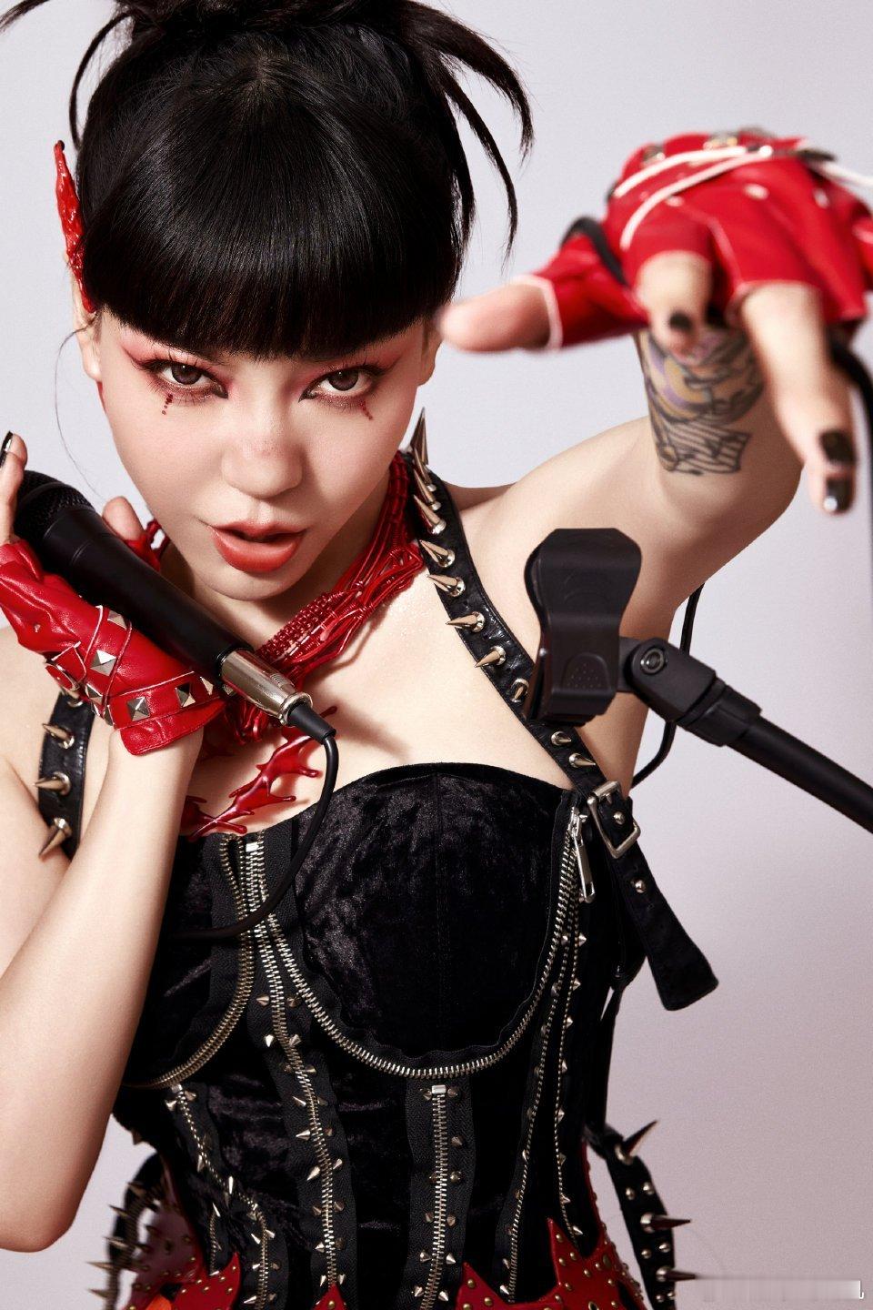 吴莫愁黑红魔女妆的黑红魔女妆简直美炸！她的冷艳气质和暗黑系妆容相得益彰，舞台上的