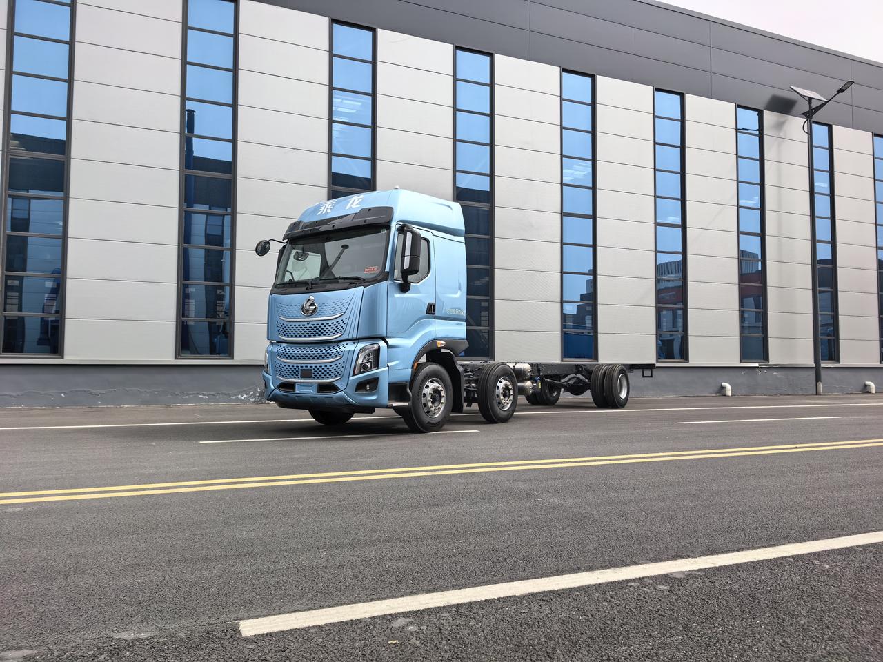 乘龙H7 Pro 6x2载货车，搭载玉柴350大马力发动机，匹配法土特9档变速箱