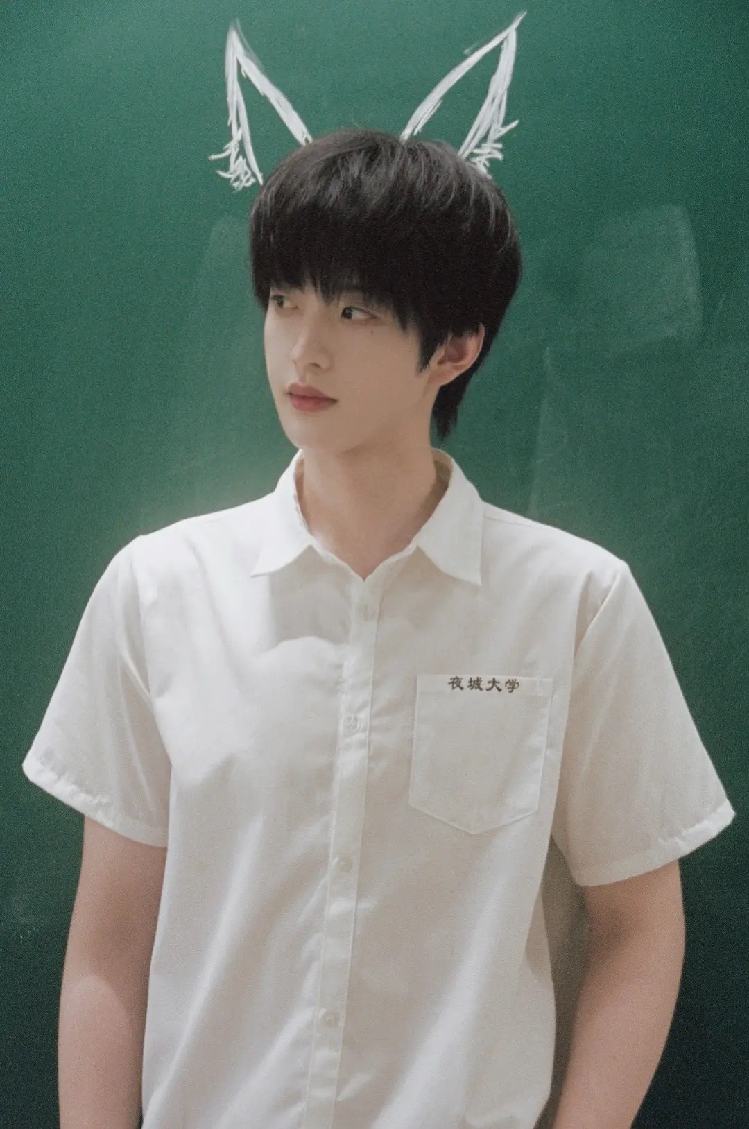 魏尊真的好适合这种嫩嫩的造型演高中生大学生都不违和的嫩男一枚 