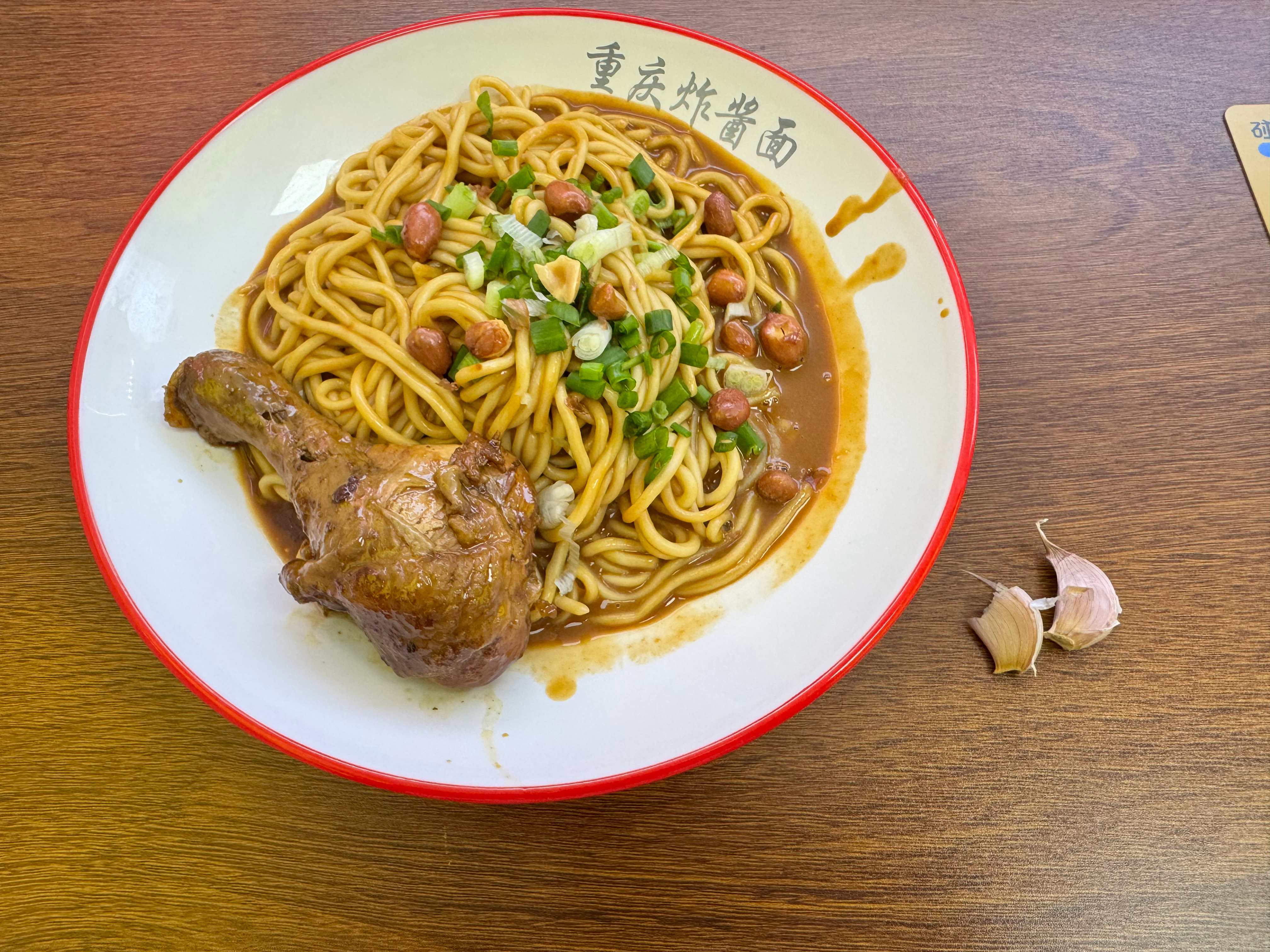大家在吃面条的时候，会就点大蒜生吃不[嘻嘻]因为吃面不吃蒜，香味少一半 ​​​