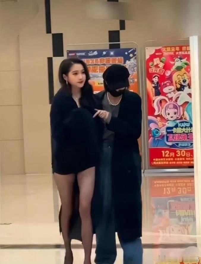 关晓彤即使穿这么短的裙子，为什么也不会有人觉得她在擦边[思考] ​​​