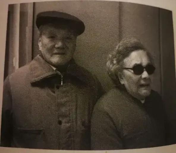 抗美援朝中，一名年轻的女护士被美军的炮弹炸瞎了双眼，当场晕倒。醒来后，她听到美军