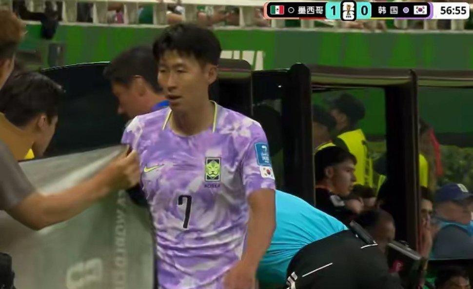 墨西哥1比0韩国墨西哥成为第一支晋级的球队！墨西哥1比0韩国！韩国门将和后卫撞到