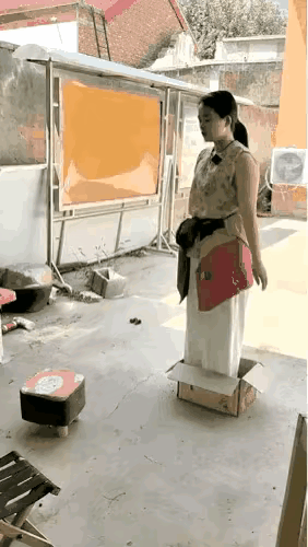 这个女子要么是大脑比门挤坏了，要么就是一个愣头青。不然，明知道圆石球站上去很困难