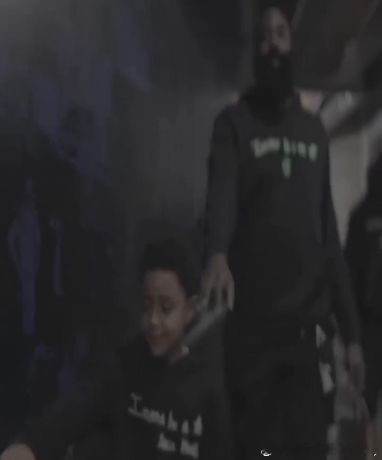 昨天登哥儿子和妈妈来看登哥，生活大于篮球吧哈登