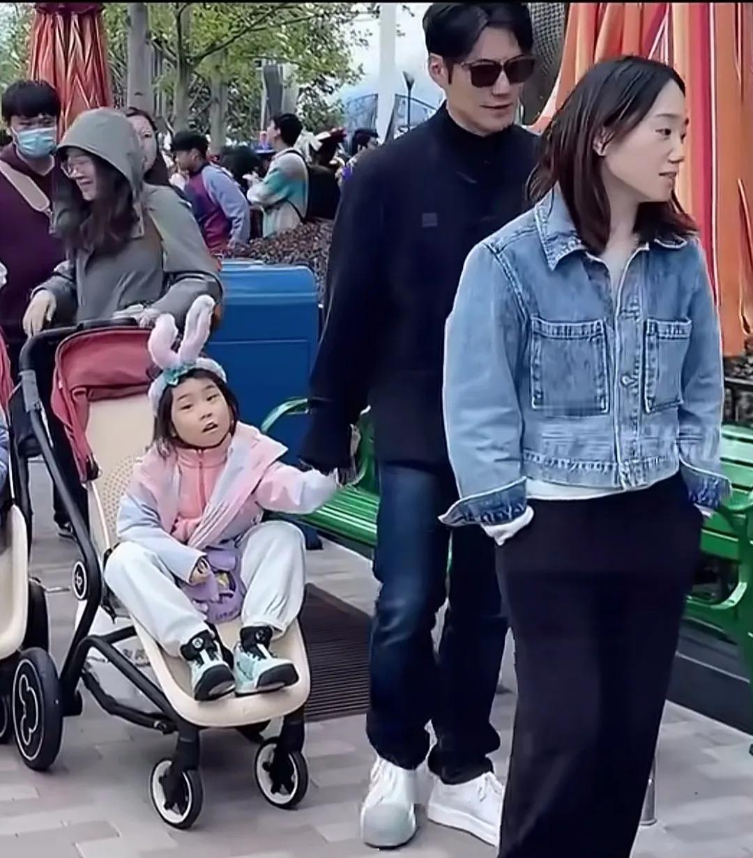 这个不是严屹宽的小孩吧

感觉互动很有陌生感

而且长得也不像啊