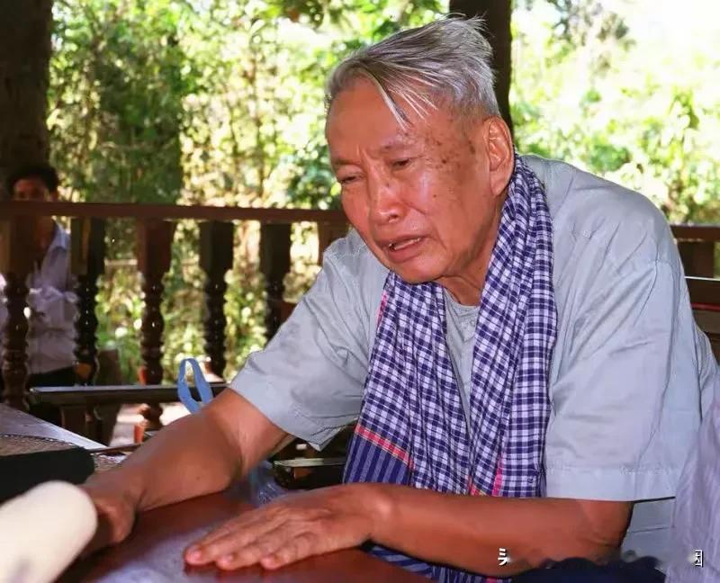 波尔布特，原名萨洛特·沙拉，是红色高棉的领导人，在1975年至1979年间担任柬