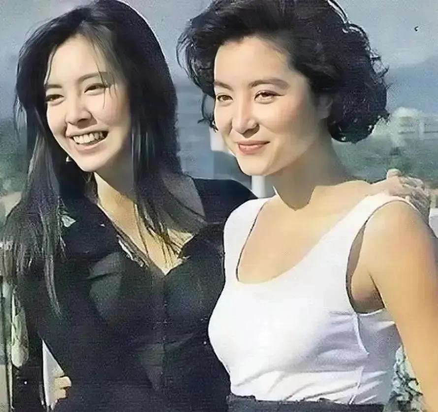 王祖贤和林青霞年轻时候的合影，两人笑容满面，各有风采。