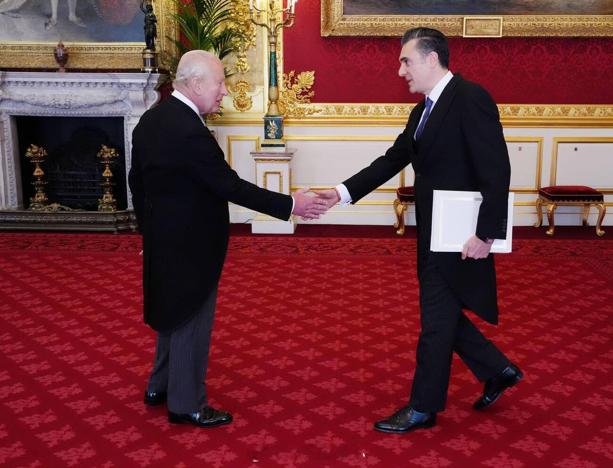 英国王室  今天查尔斯三世在伦敦圣詹姆斯宫分别接见格鲁吉亚驻英大使🇬🇪Ili