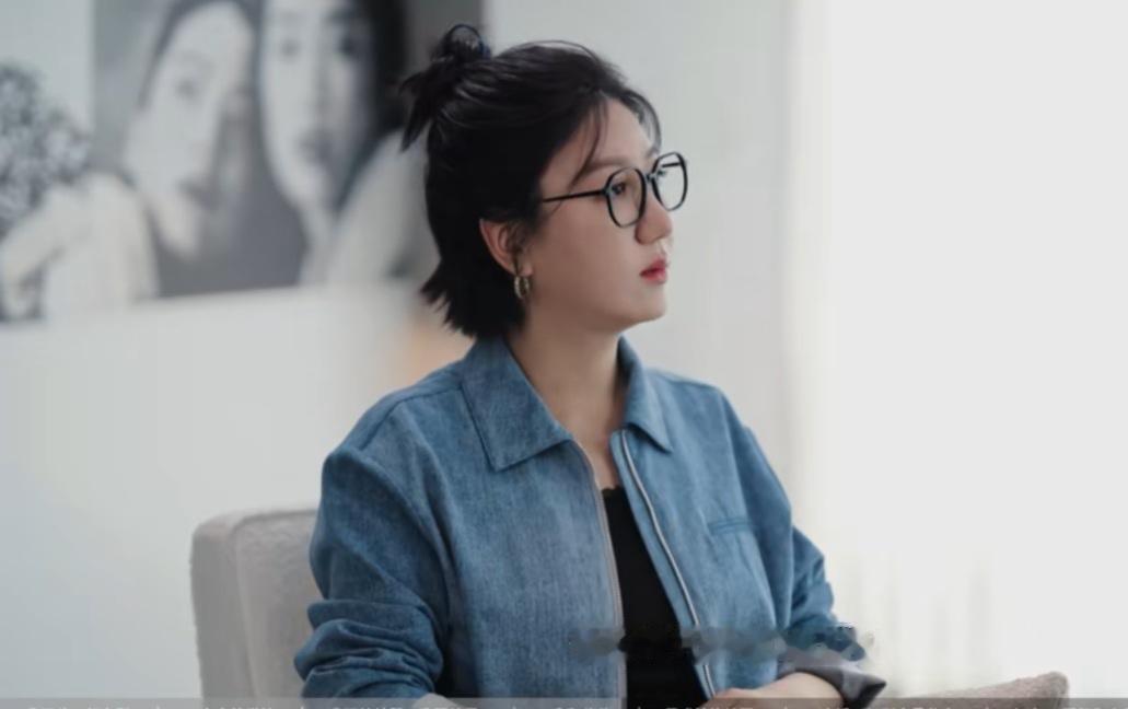 易立竞问向佐：“你的婚礼，你弟弟有参加吗？”向佐：“没有，我父母不让他来。”易立