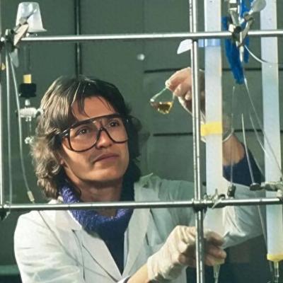 1996年，一名女科学家在试验时，不慎将两滴化学试剂滴在了橡胶手套上，她立刻摘下