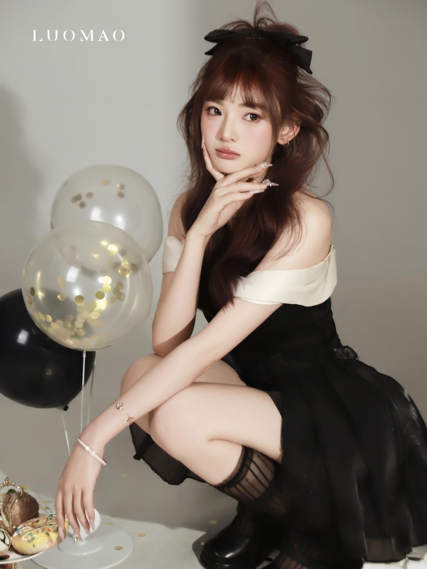 甜酷黑裙少女写真｜谁拍谁是元气甜妹🥀。蓬松卷发 + 蝴蝶结发饰 甜里...