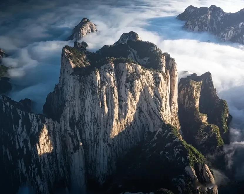 嵩山稳居中原腹地，坐拥“天地之中”的独特地位，兼融儒释道三教文脉，是镌刻在唐宋诗