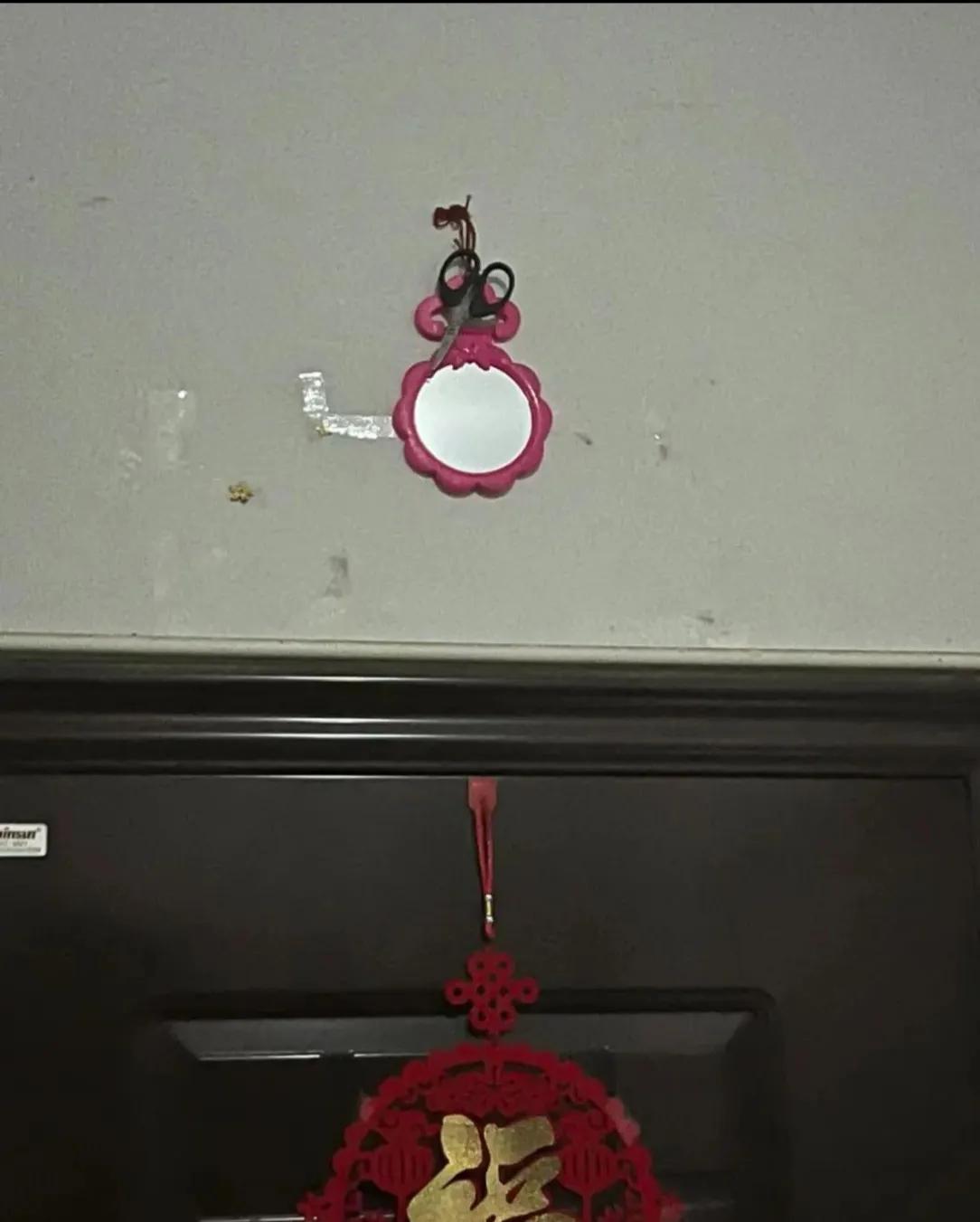 外出多年回到自家住宅，居然发现邻居将剪刀对着自家大门，这事引发不少网​友热​议，