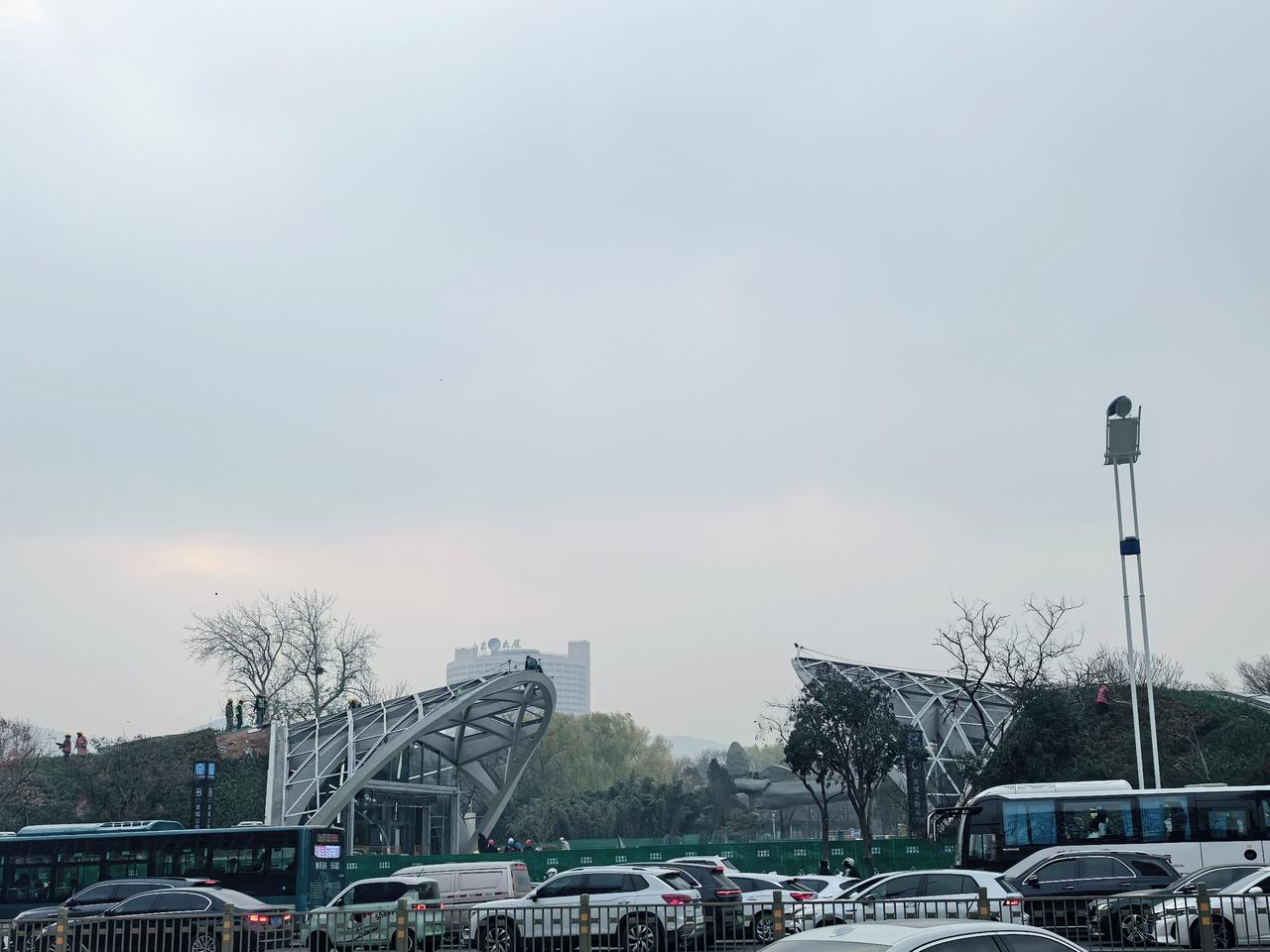 济南地铁四号线泉城公园站的顶是铺满鲜花的，施工单位加班加点干