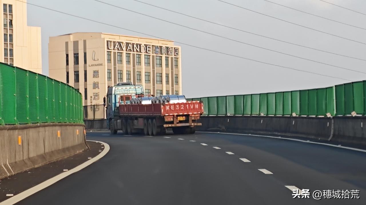 如果你碰上了钢卷车，跟还是不跟？

穷死不拉管，饿死不拉卷。意思是穷死都不拉钢卷