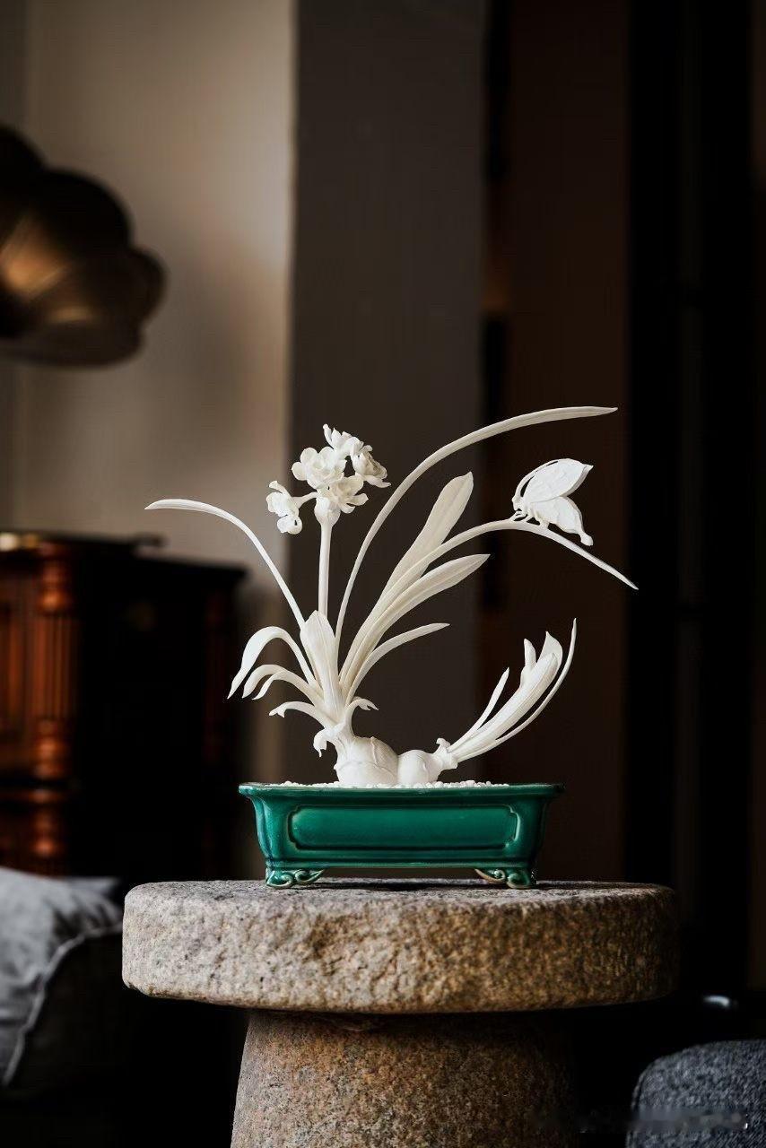 鹿角｜水仙

有些美，是轻的，却有分量。

鹿角温润如玉，雕水仙一枝，线条舒展，