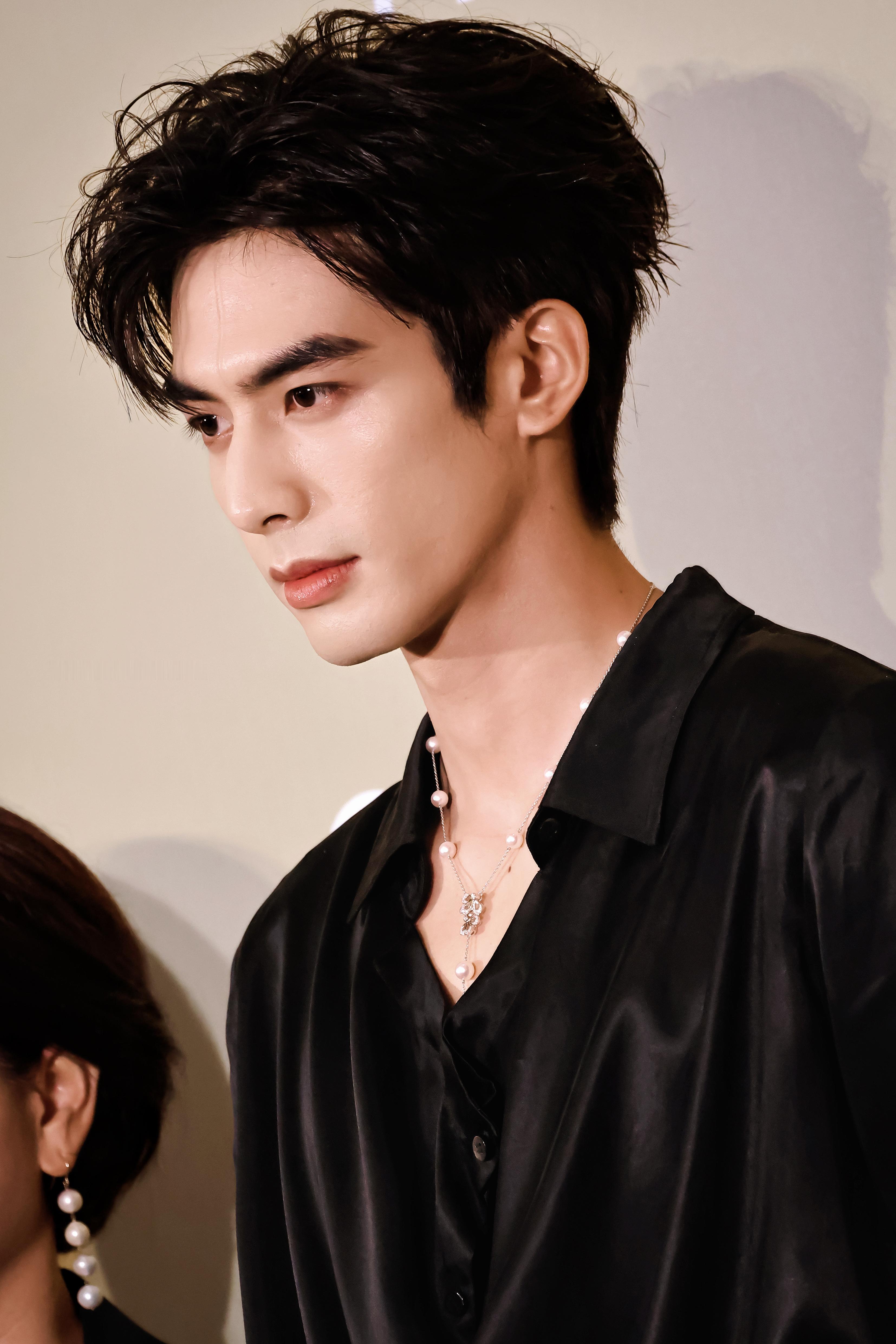 Negative站哥又轻轻松松出神图了🥰宋威龙戴的项链活动结束就被买了粉丝买了