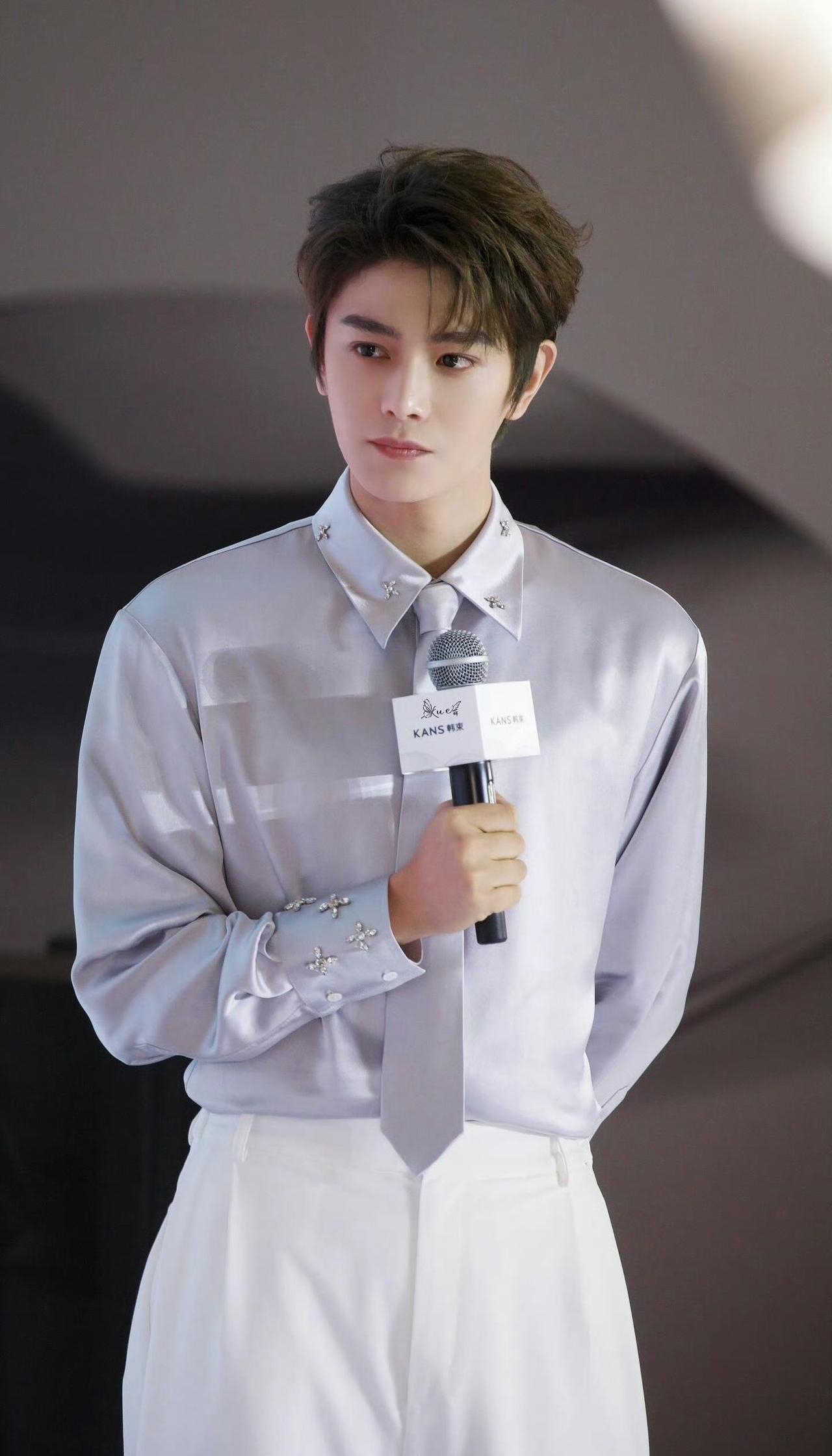 丨丁禹兮陈伦 

丁禹兮的眉骨是造物主用月光雕刻的杰作，连睫毛垂落的阴影都浸着文