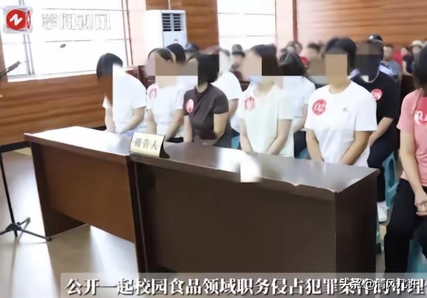 “大快人心！”四川乐山，一小学食堂里的11名普通员工，利用职务之便，将食堂里的优