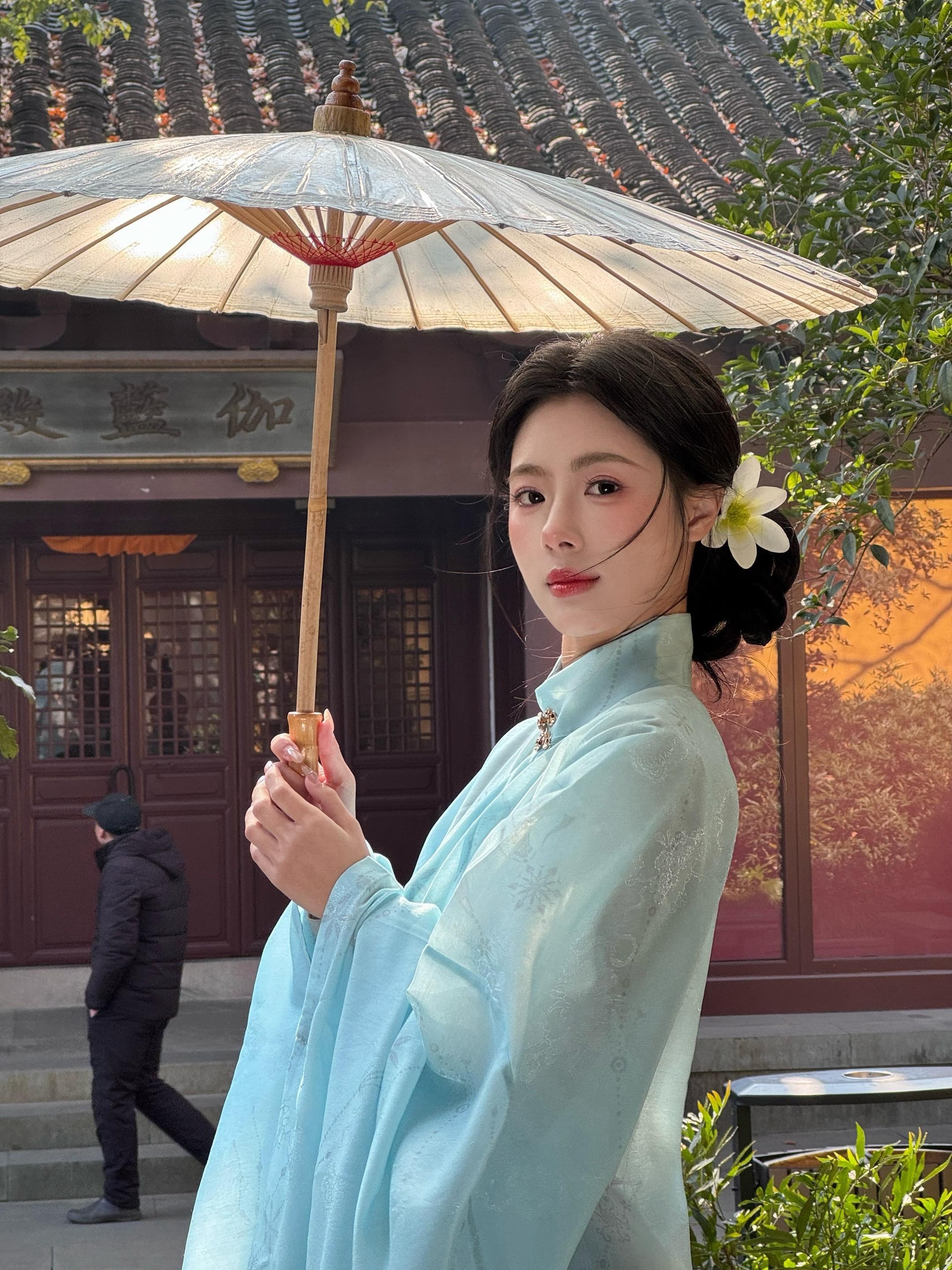 “愿这红尘跟随我浪迹一生”