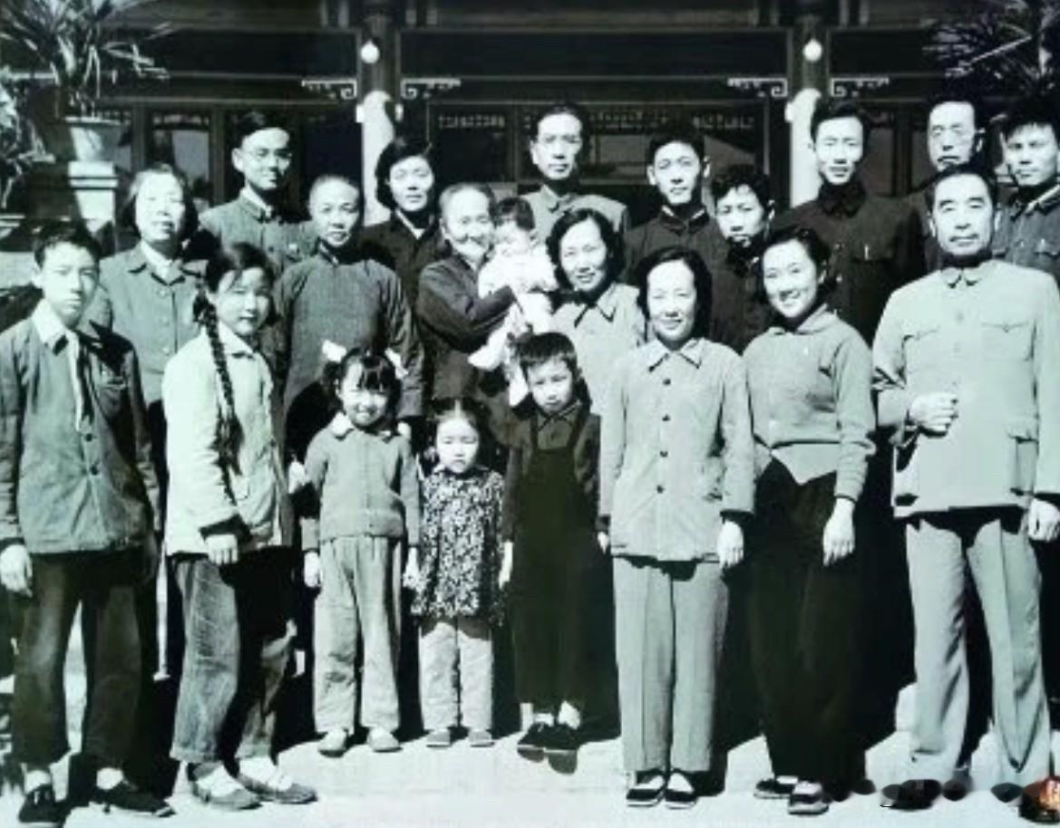 1959年，为保证建国十周年的纪念活动顺利进行，周恩来带头遵守政策规定，要求外地
