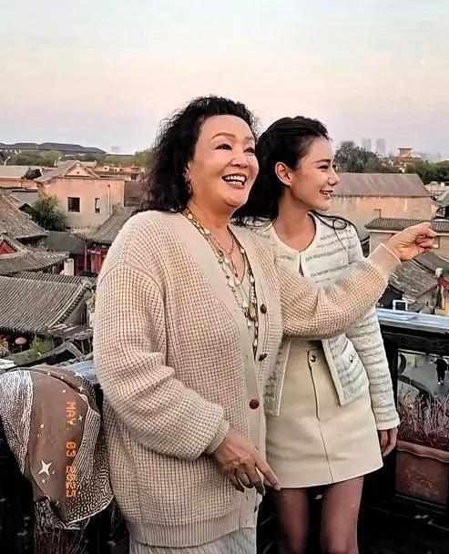 五一节，张兰和她儿媳晓梅的亲密关系上了热搜，引发不少争议。网上流传着晓梅和她前夫