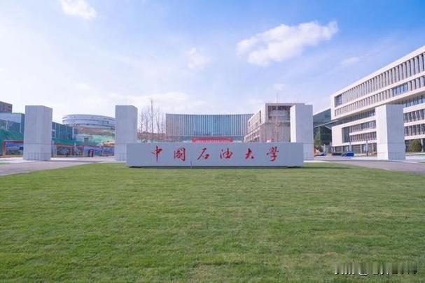 国外类似情况未必合理，比如老美，很多知名大学如哈佛斯坦福，校址就在乡下，人家办学