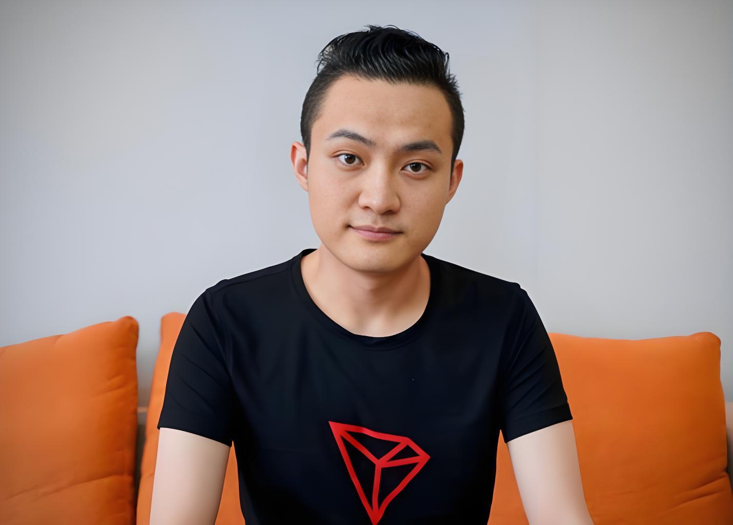 孙宇晨的家境是不错的，他外公曾经是青海省会西宁市的副市长，主管西宁市的教育。尽管
