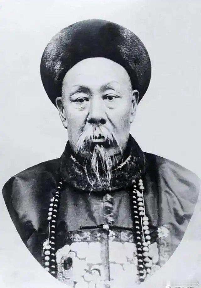 左宗棠下令斩杀降将董福祥。刽子手刀落 “咔嚓” 一声，董福祥却毫发无损，身后木桩