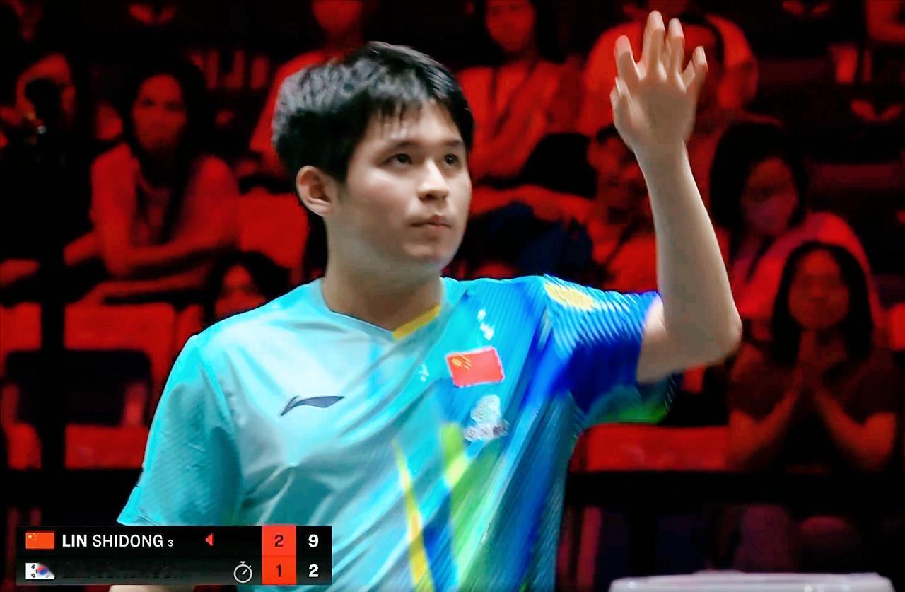 林钟勋经过2次发球回抛判罚，
最终被林诗栋3:1拿下。

可能新加坡和海南气候相