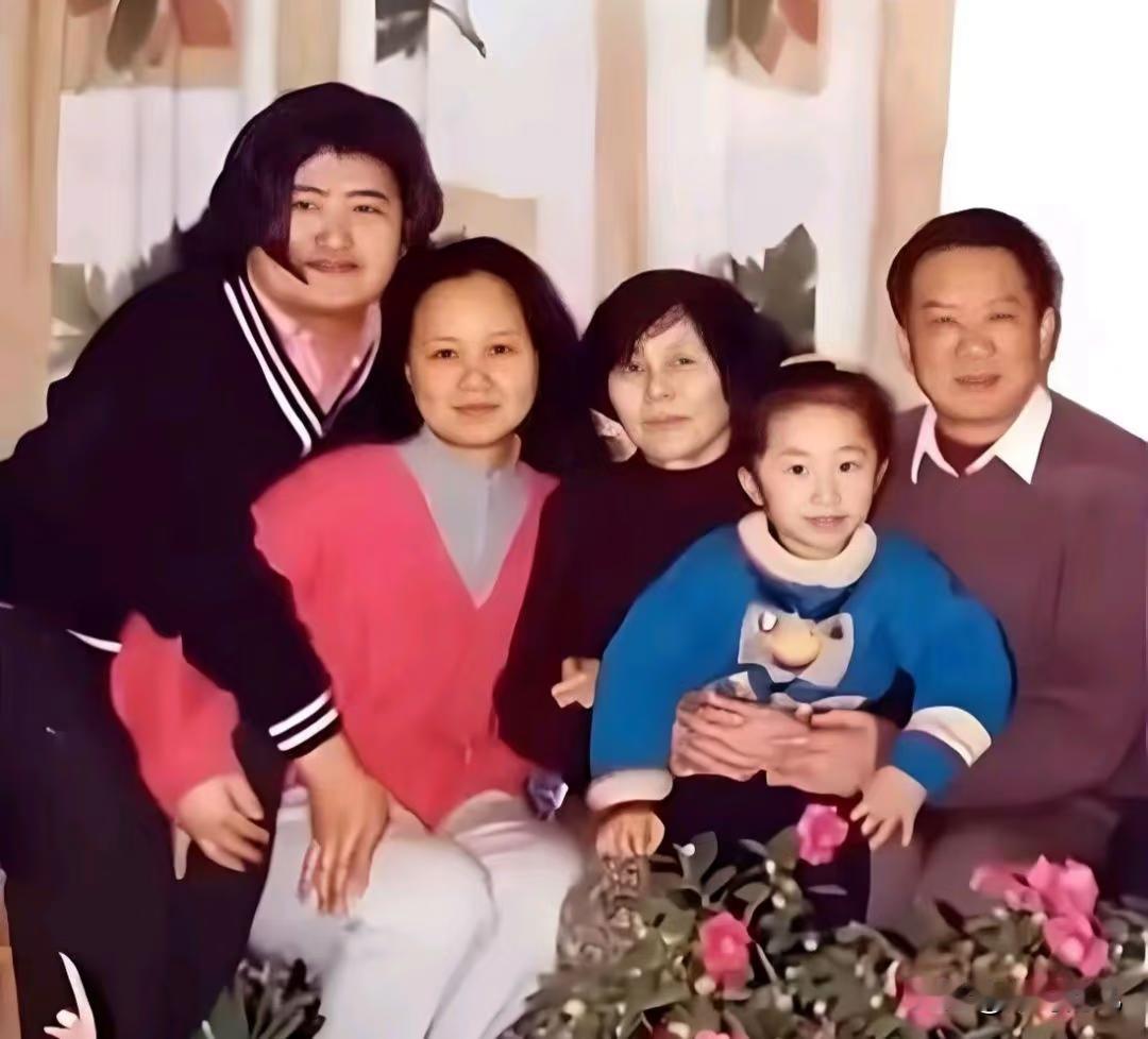 去世了，但人生圆满了。
63岁虽然不是高寿，但是他的一生比普通人精彩。
在华语歌