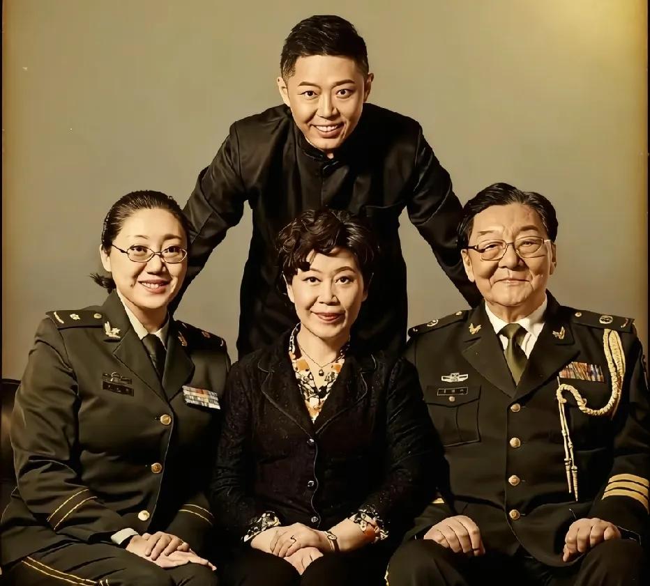 翟俊杰导演生前和妻子张春如、儿子翟小兴、女儿翟小乐一家四口的留影。翟俊杰是业内德