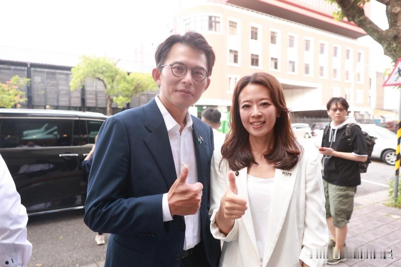 国民党发言人江怡臻今（30日）在脸书发文表示，担任周二蓝白新北民调发布会主持人，