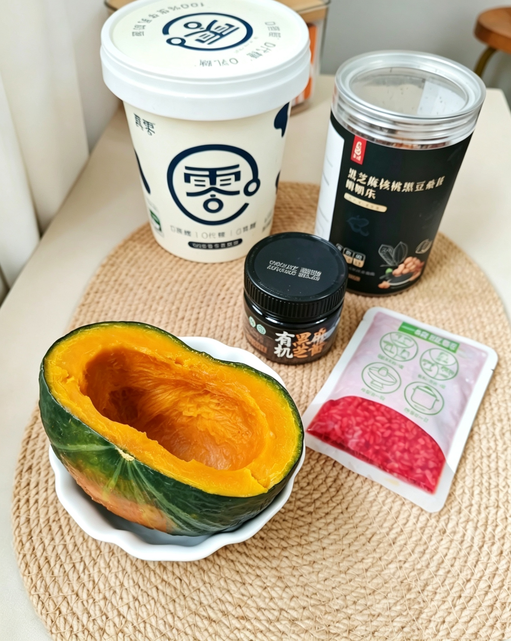 贝贝南瓜蒸熟  掰小块放碗里  加零酸奶  嚼嚼粉  红曲玫瑰酒酿  再淋上黑芝