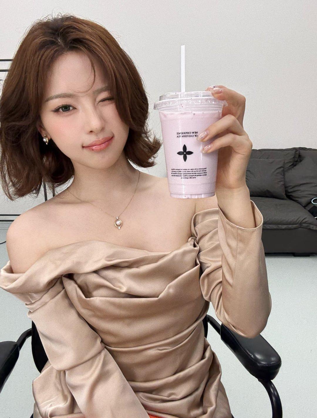 短发明星丨气质丨穿搭短发女孩杨超越，这短发造型也很美呀～ ​​​