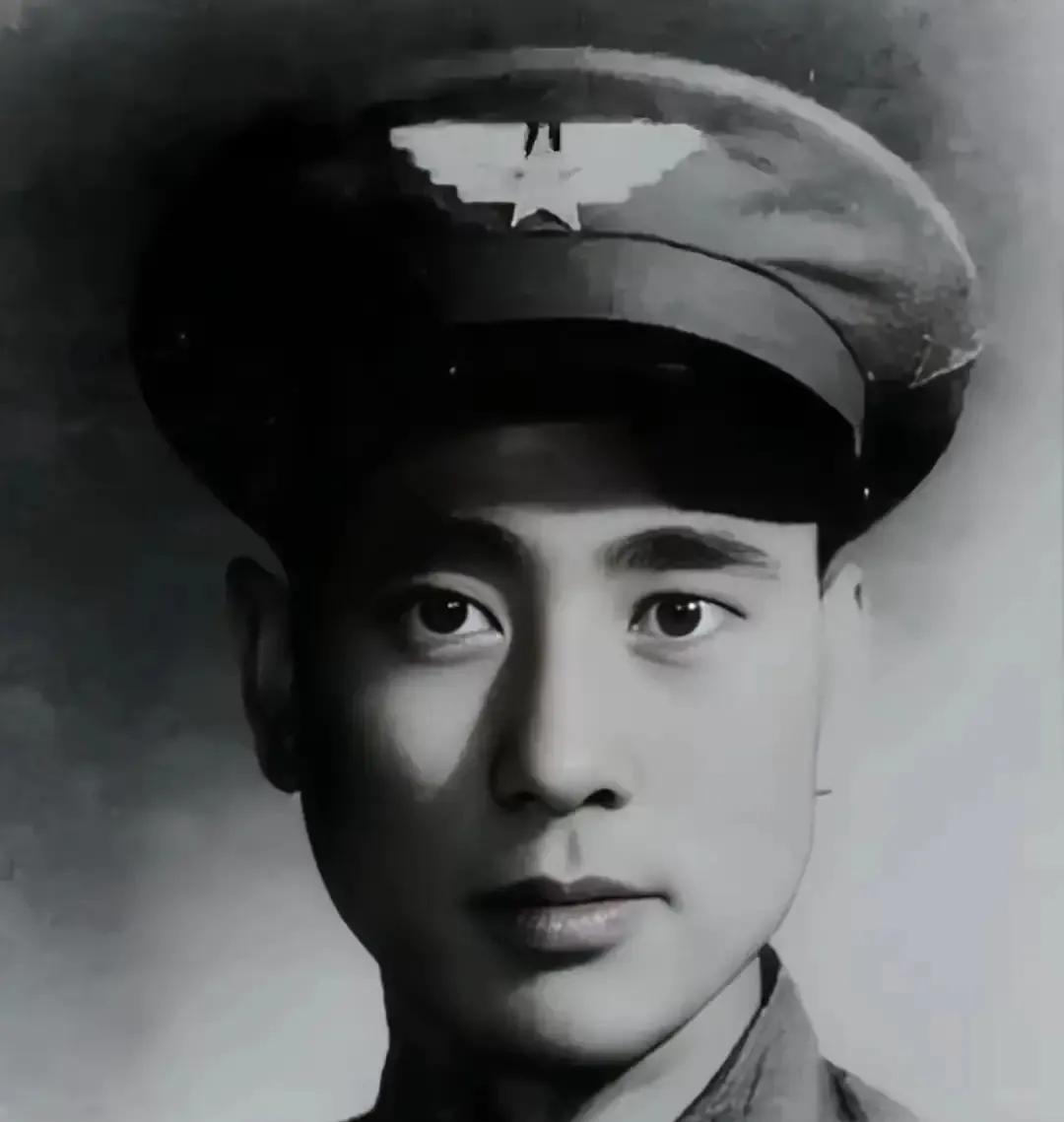 1949年2月，一架飞机在解放区坠落，当解放军赶到时，飞行员指着舱门说：“这里面