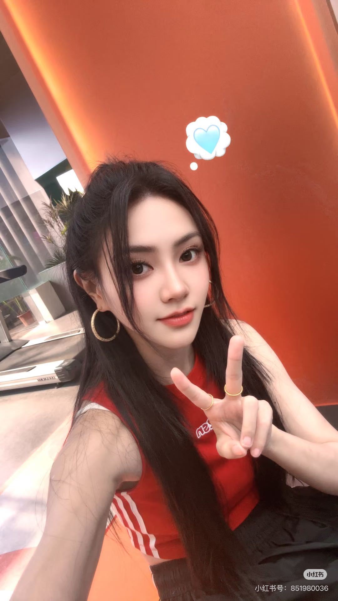 模范健身房杀青 谢可寅在《模范健身房》里的造型也太青春了吧！感觉她就是为这种元气