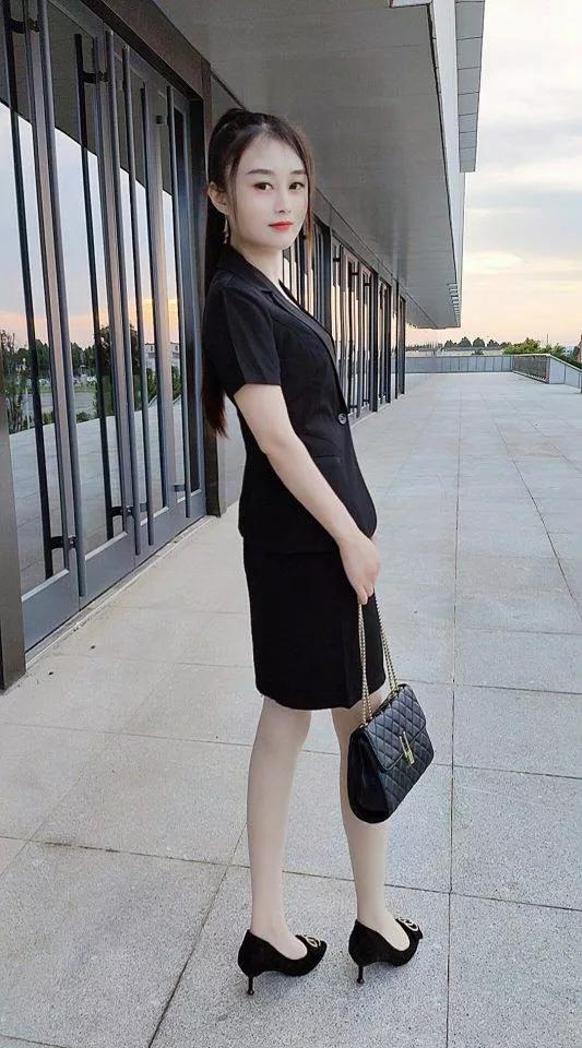 昔日厂花有过牢狱经历，一番梳妆之后，重新活成耀眼模样（故事演绎）
 
倩儿曾是公