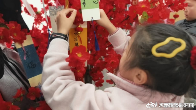 台州青银共建共品元宵家味情三门龙山社区元宵暖意浓！青银携手品家味，亲子同心写承诺