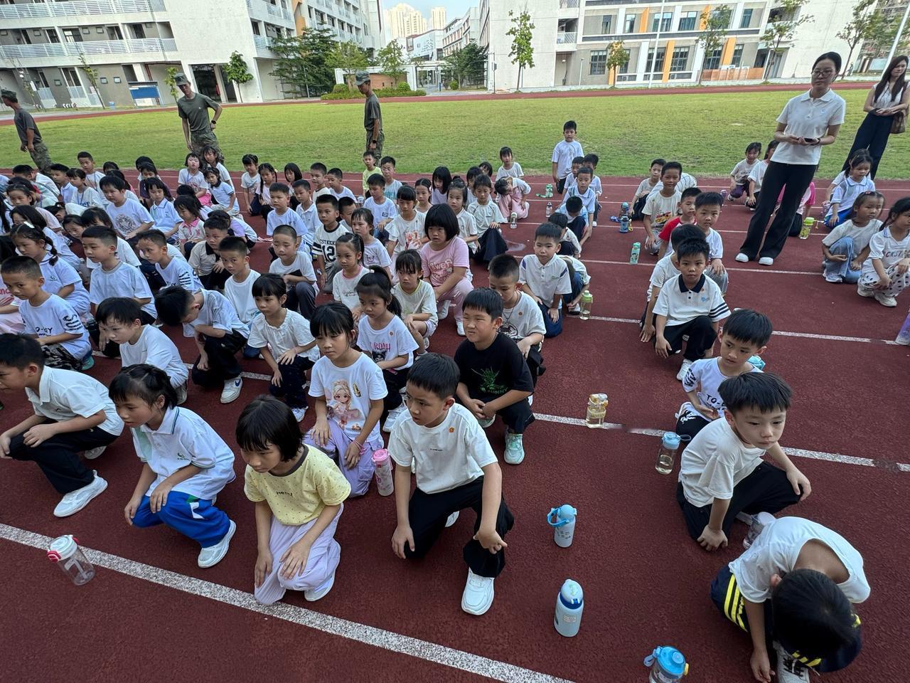 开学五天，今天问孩子学了啥，孩子说不知道，问学了语文没，孩子问啥是语文，问班主任
