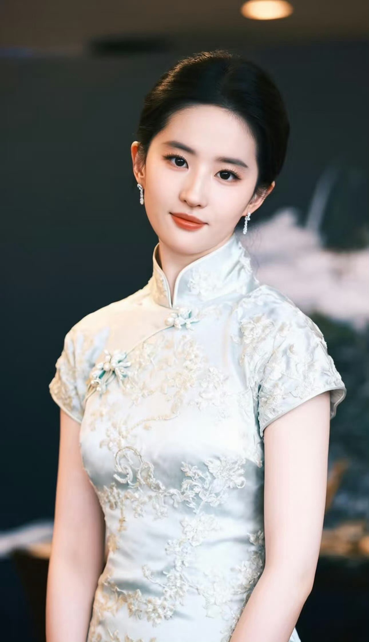 刘亦菲   一袭旗袍，气质如兰！ ​​​