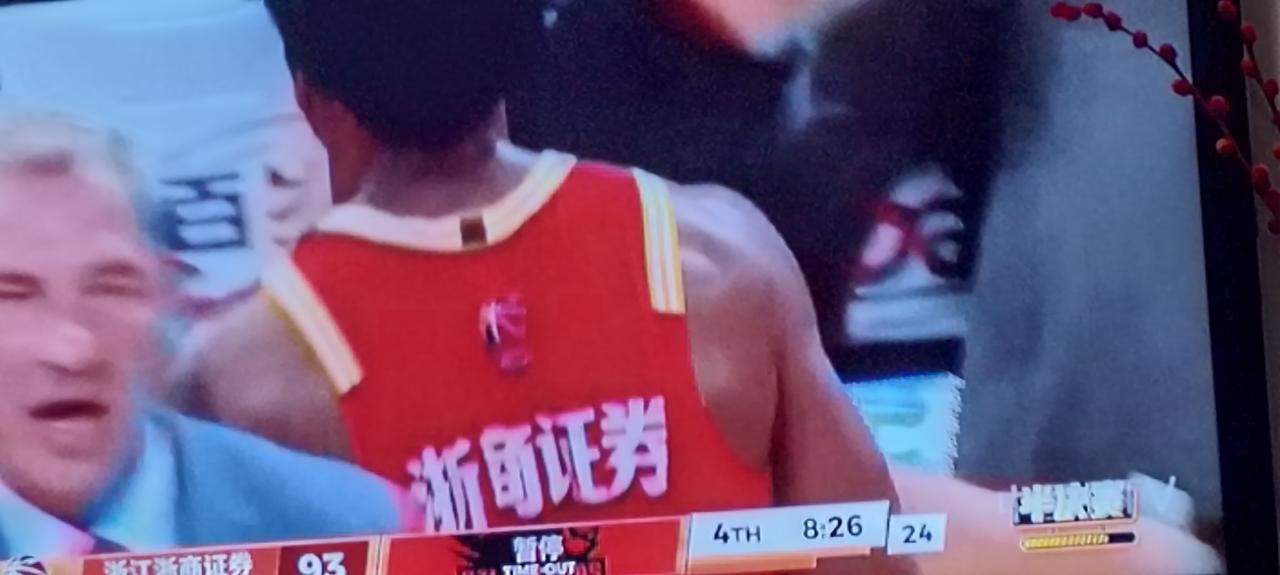 李慕豪一上场，我就感觉琛圳队必输！
防不住，退不回，动作慢，跳不起，抢不过！
只