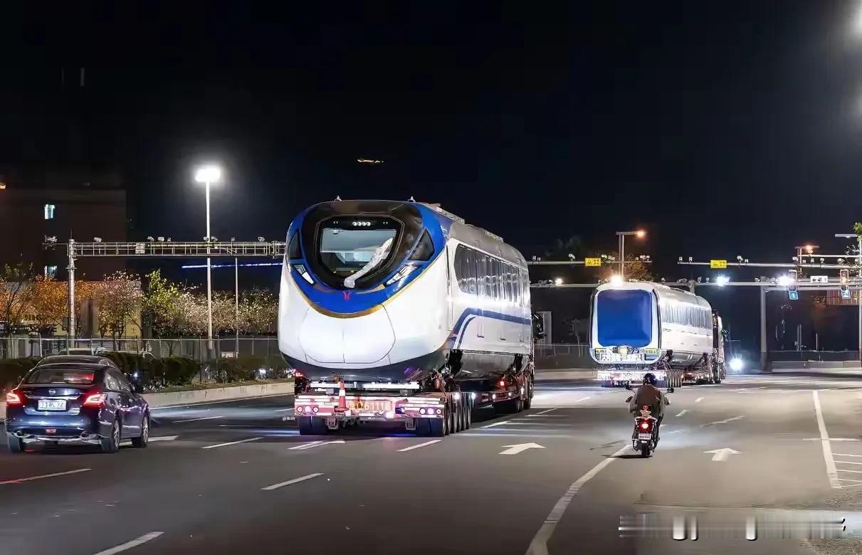 这是广州地铁18号线的列车吗？近期，有车迷在广州番禺的路段夜晚拍摄到这些列车的运